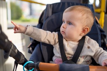 dziecko w autobusie