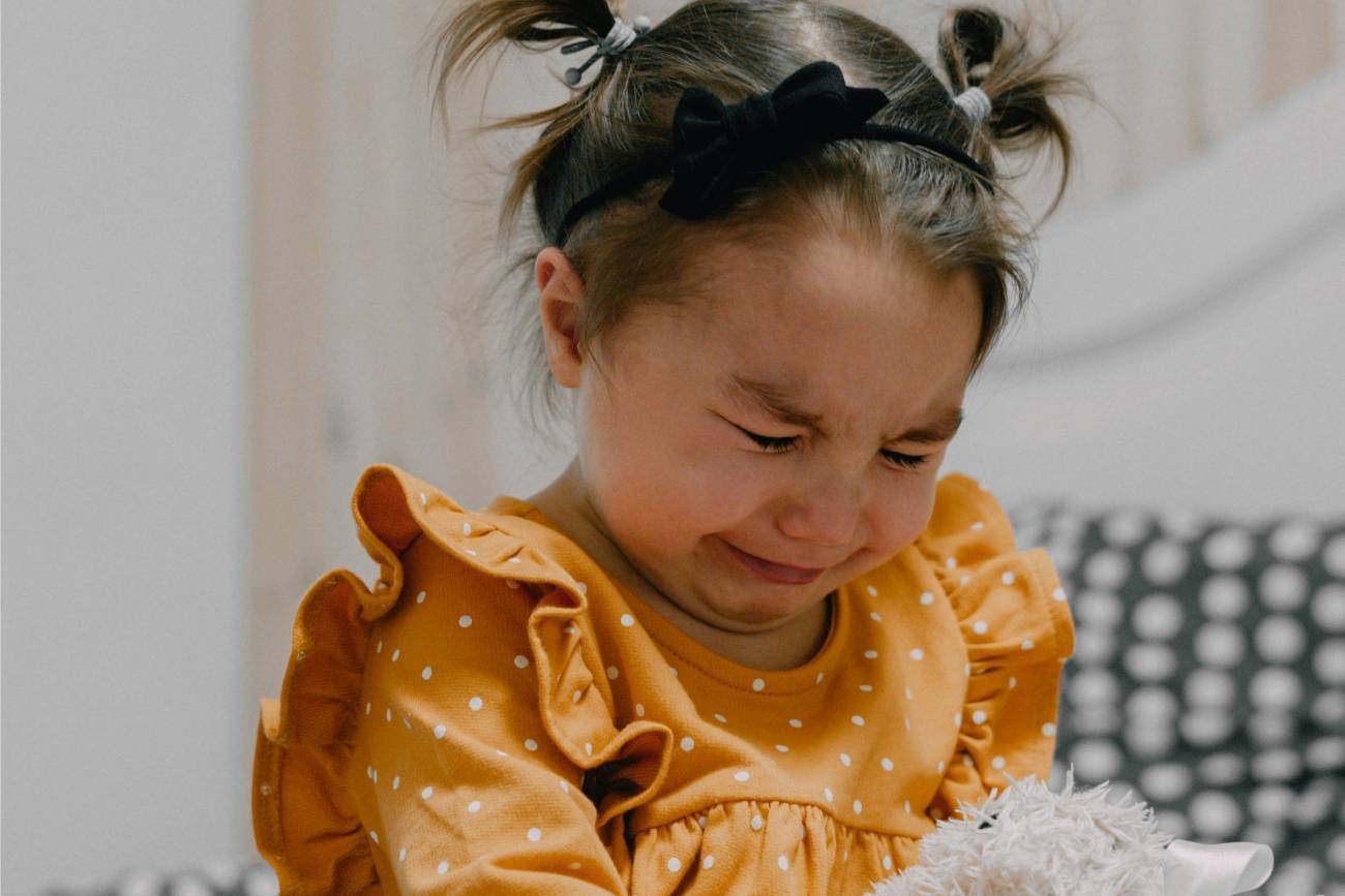 Mała dziewczynka płacze podczas adaptacji w żłobku.