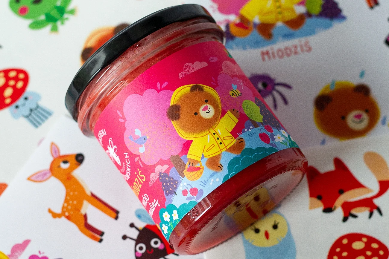 Misie Miodzisie produkcji Pasiek Rodziny Sadowskich to nowa edycja wyjątkowych miodów dla dzieci. W skład serii dedykowanej najmłodszym wchodzą miód z maliną, miód z orzechami laskowymi i kakao oraz niebieski miód ze spiruliną
