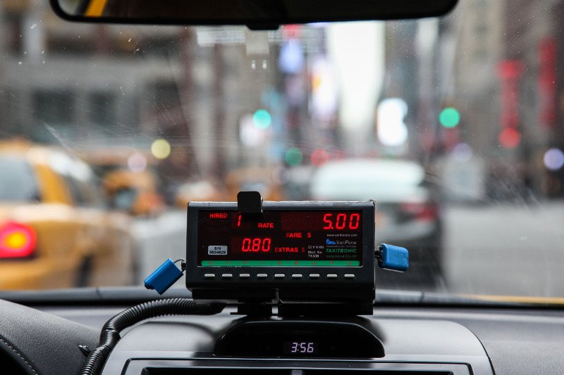 Pijani i agresywni rodzice mieli pod opieką kilkuletnie dziecko. Jak powinien zareagować kierowca taksówki?