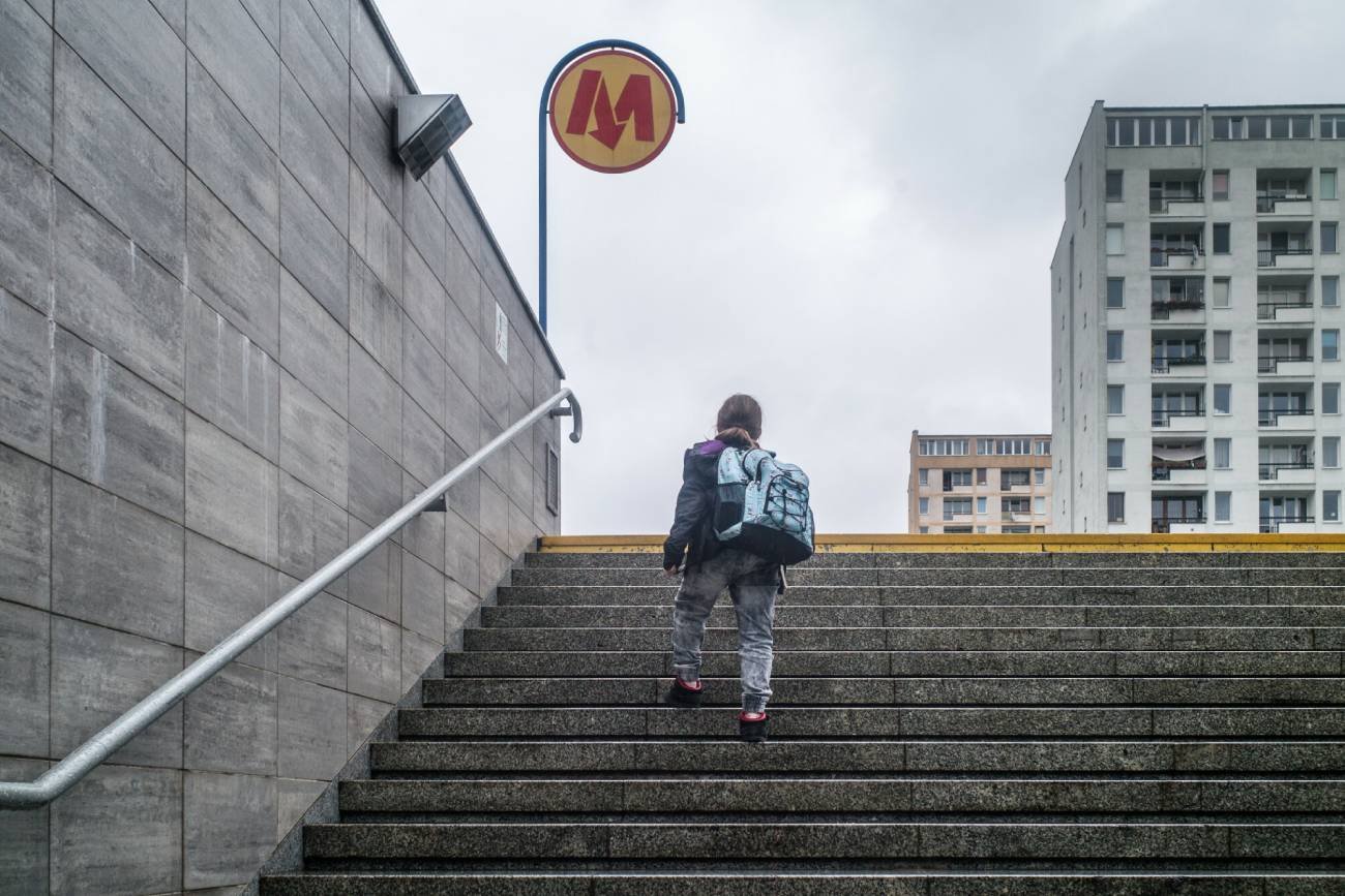Pozwalam, by moje 7-letnie dziecko chodziło samo do szkoły. Nie jestem wyrodna, tylko mądra