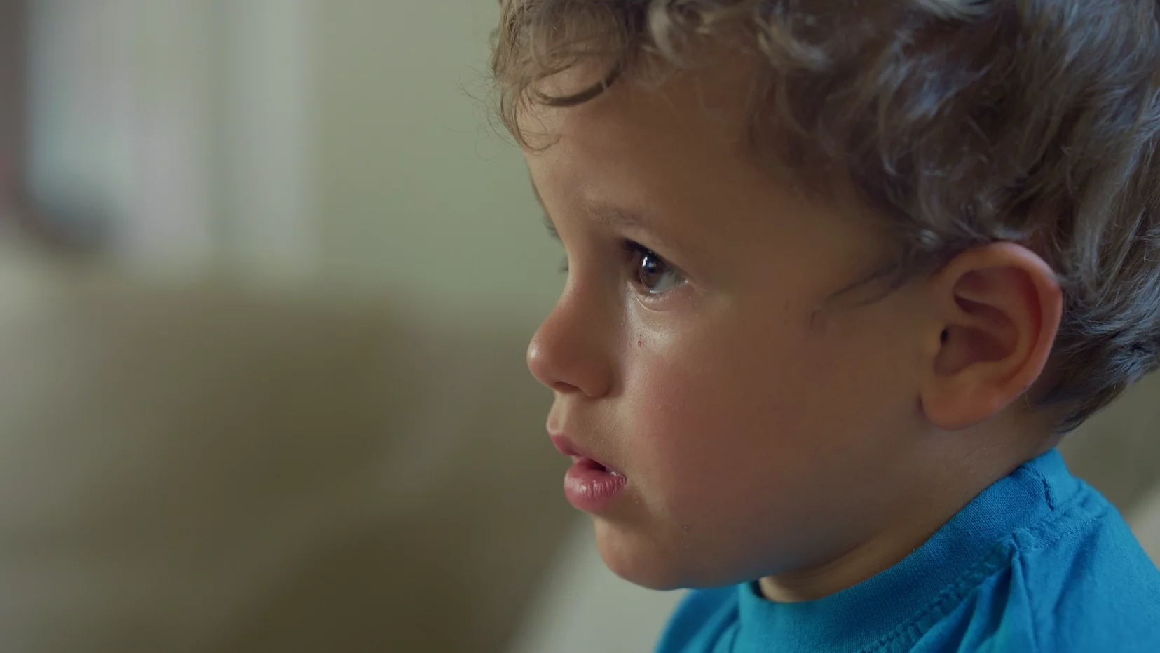 5 bajek z lat 90., które polecają psychologowie. Dziecko patrzy w ekran jak zahipnotyzowane