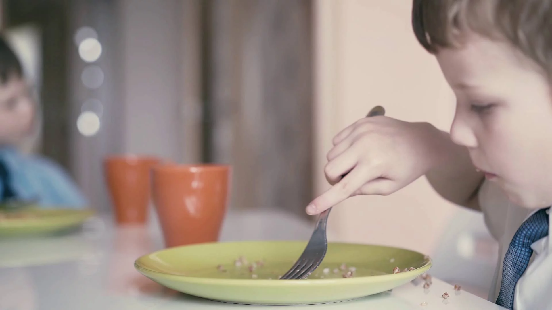 dzieci jedzą ciepły posiłek na szkolnej stołówce dzieci jedzą ciepły posiłek na szkolnej stołówce