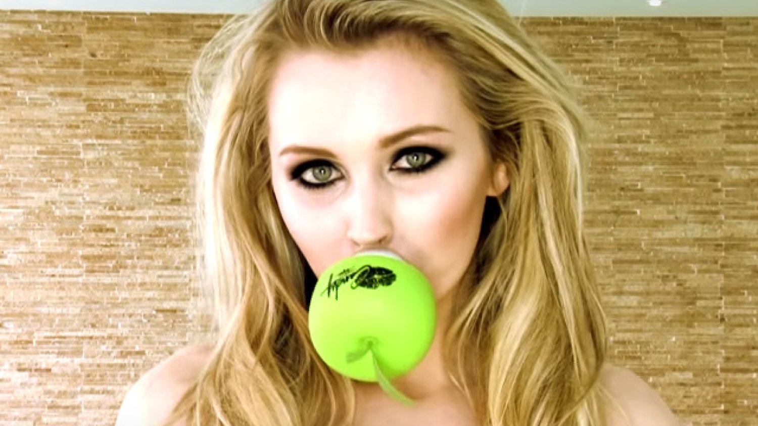 Fot. Screen z Youtube [url=https://www.youtube.com/watch?v=QXGHPPN-EaE]UK Candylipz[/url]