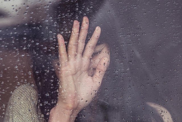 Fot. Pixabay / [url=http://pixabay.com/en/girl-sad-crying-raining-rain-drops-690327/]Unsplash[/url] / [url=http://pixabay.com/en/service/terms/#download_terms]CC0 Public Domain[/url]