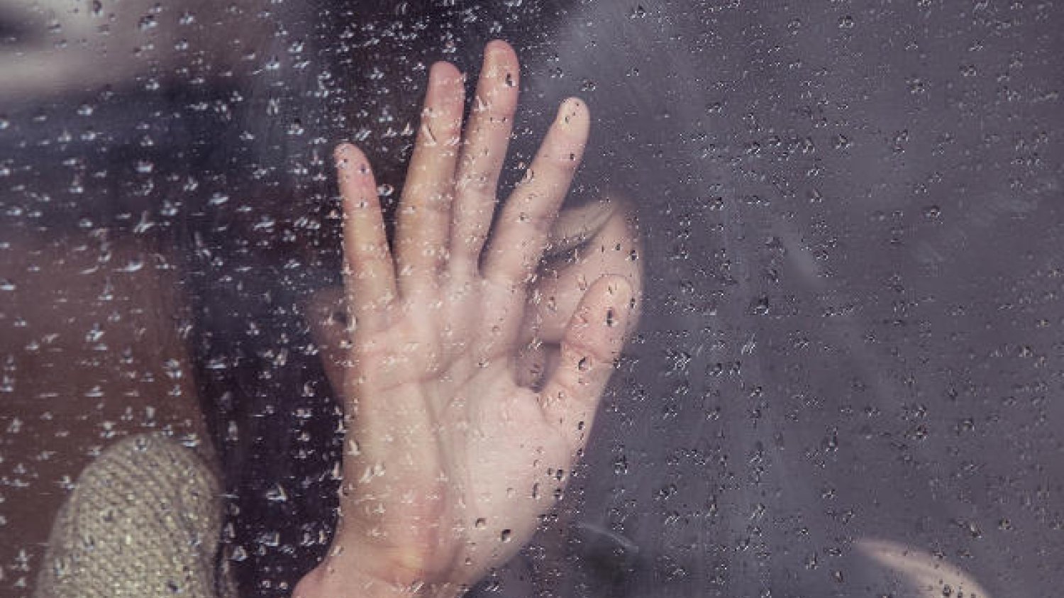 Fot. Pixabay / [url=http://pixabay.com/en/girl-sad-crying-raining-rain-drops-690327/]Unsplash[/url] / [url=http://pixabay.com/en/service/terms/#download_terms]CC0 Public Domain[/url]