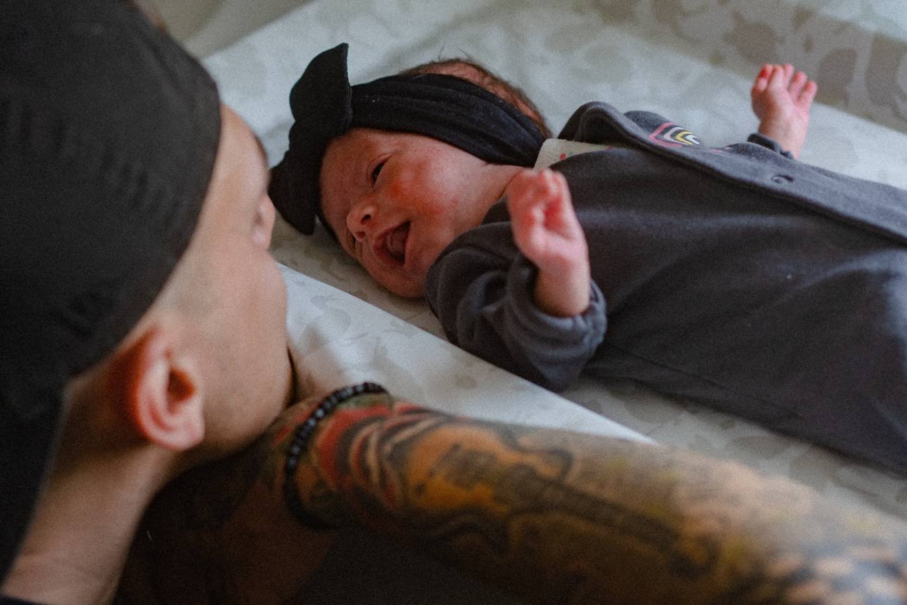 przekłuwanie uszu, niemowlę, noworodek, przekłuwanie uszu dziecku, przemoc wobec dziecka