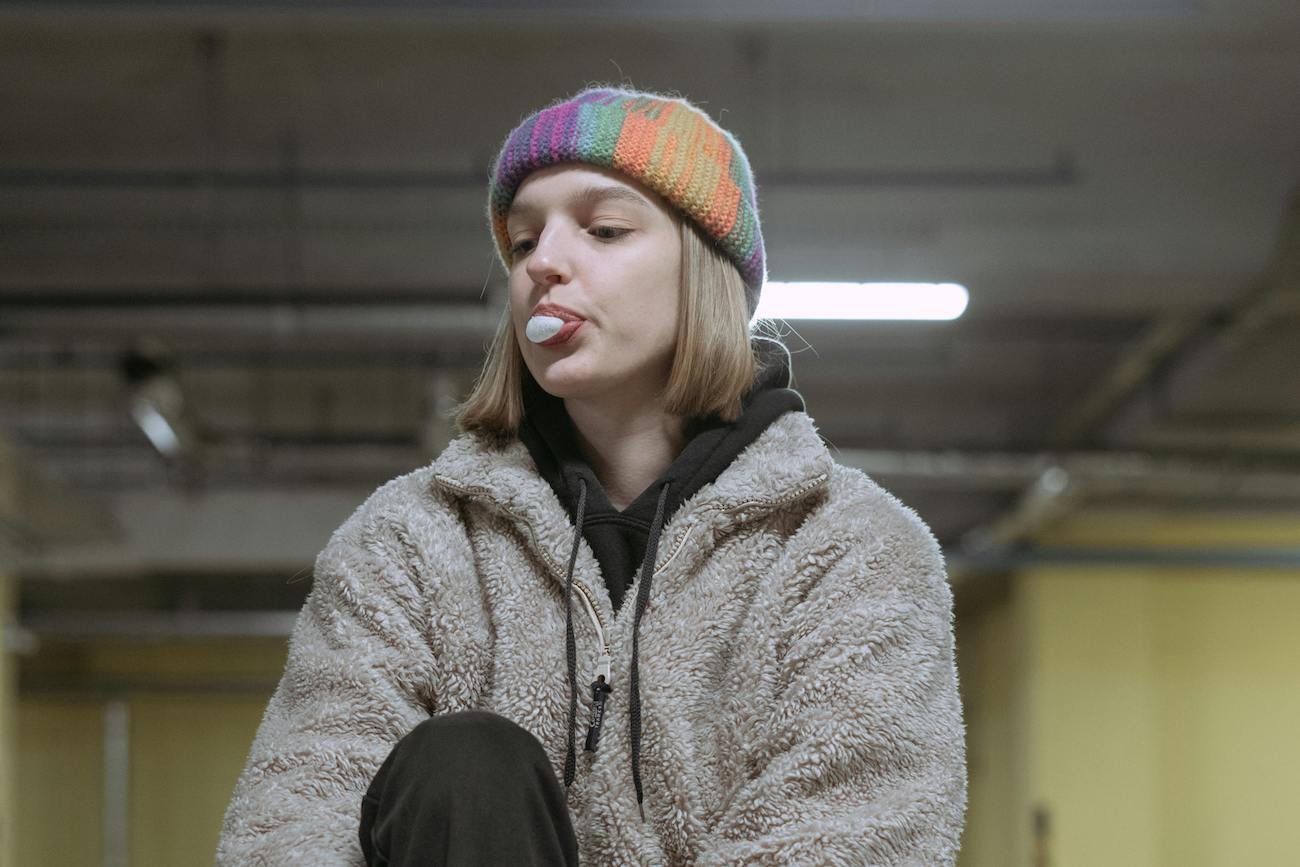 nastoletnia dziewczyna w bluzie nastolatka w bluzie