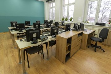 Szkolna klasa z komputerami.