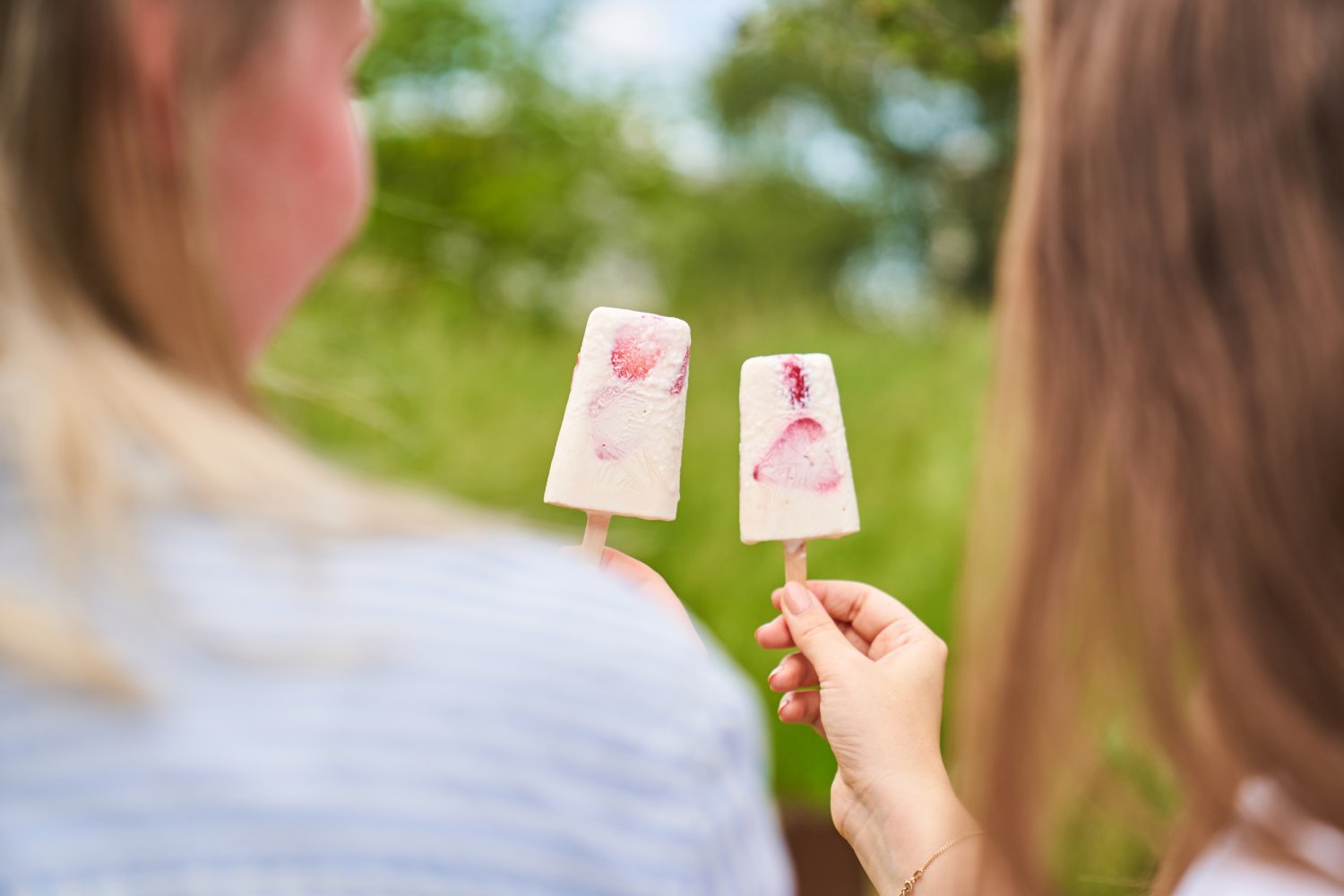 Na ochłodę i na słodko. Wykorzystaj owocowe herbatki do orzeźwiających napojów i deserów na lato