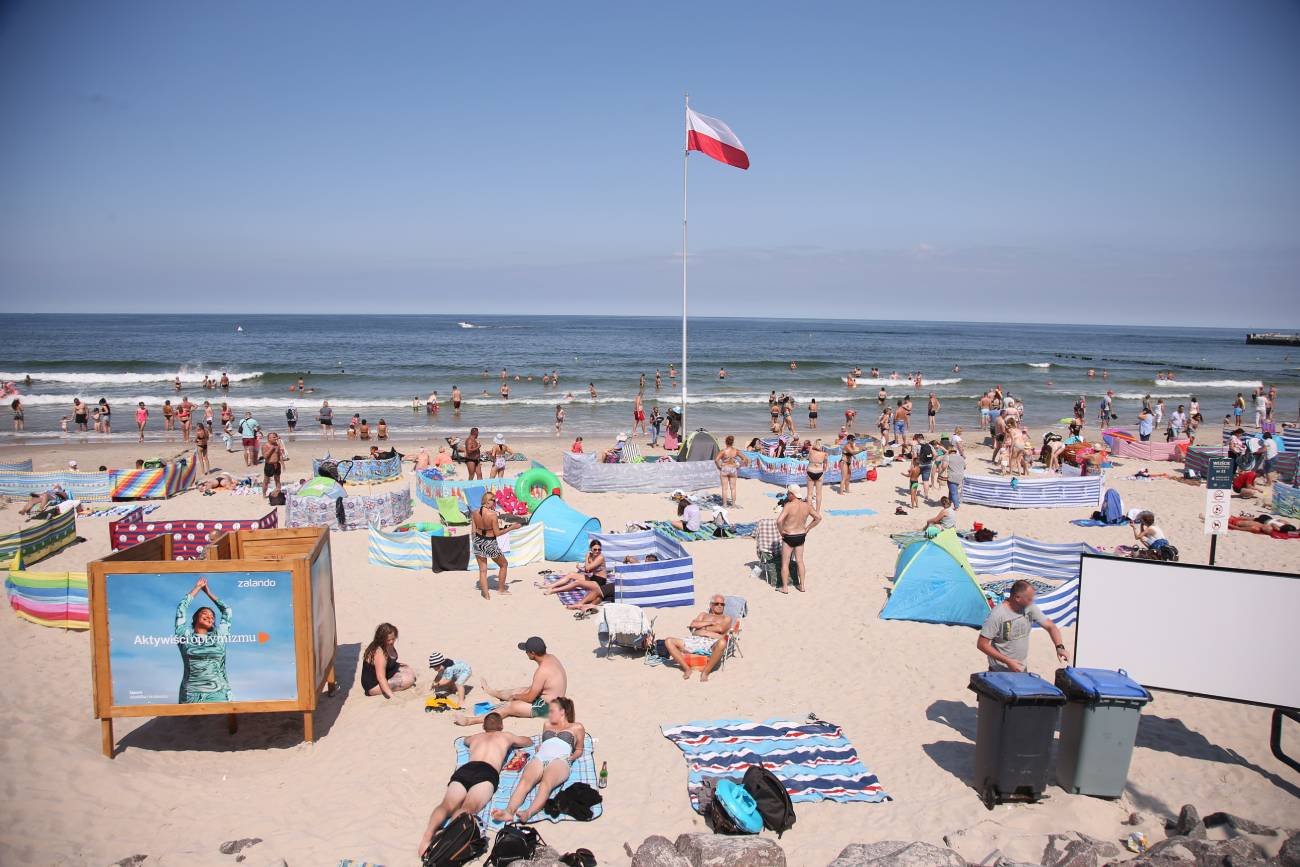 Plaża pełna turystów Plaża pełna turystów