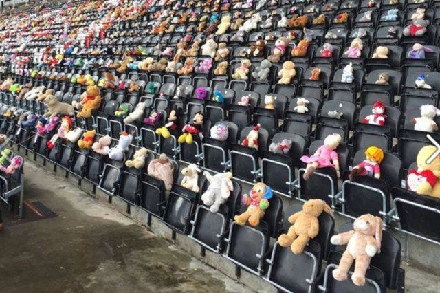 Te pluszaki nie przybyły tutaj, by oglądać mecz.
