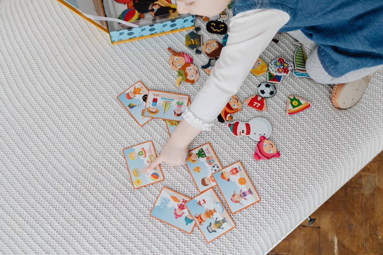 naklejki, usuwanie naklejki, jak usunąć naklejkę z mebli, meble obklejone naklejkami