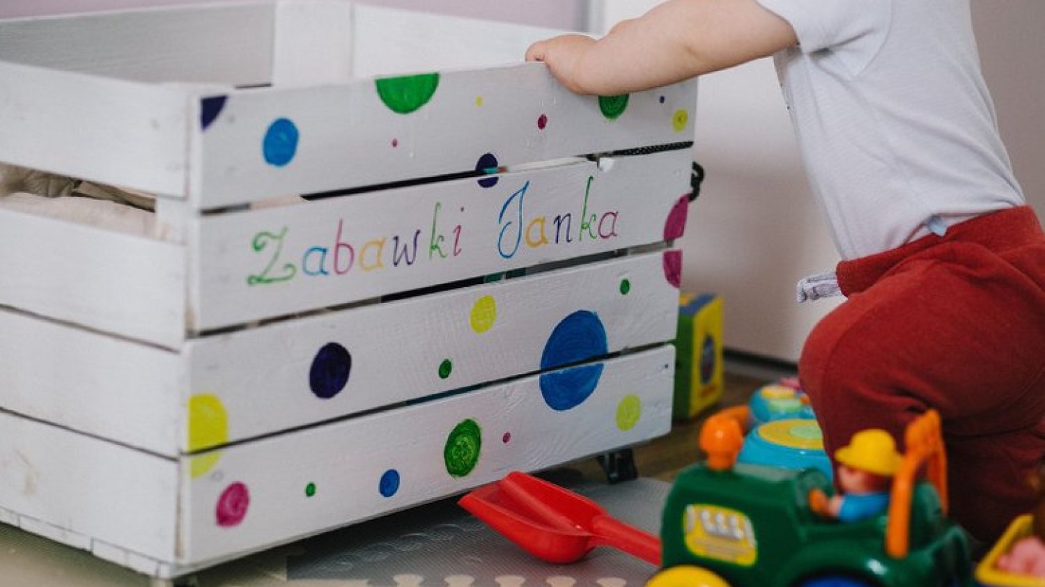 Dlaczego warto pozbyć się z pokoju dziecięcego... zabawek?