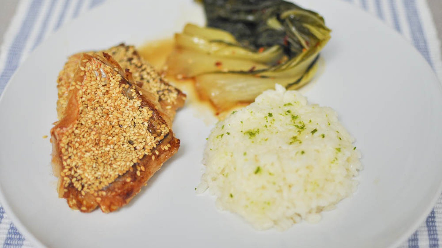 Lucjan w sezamie z bok choy i aromatyzowanym ryżem