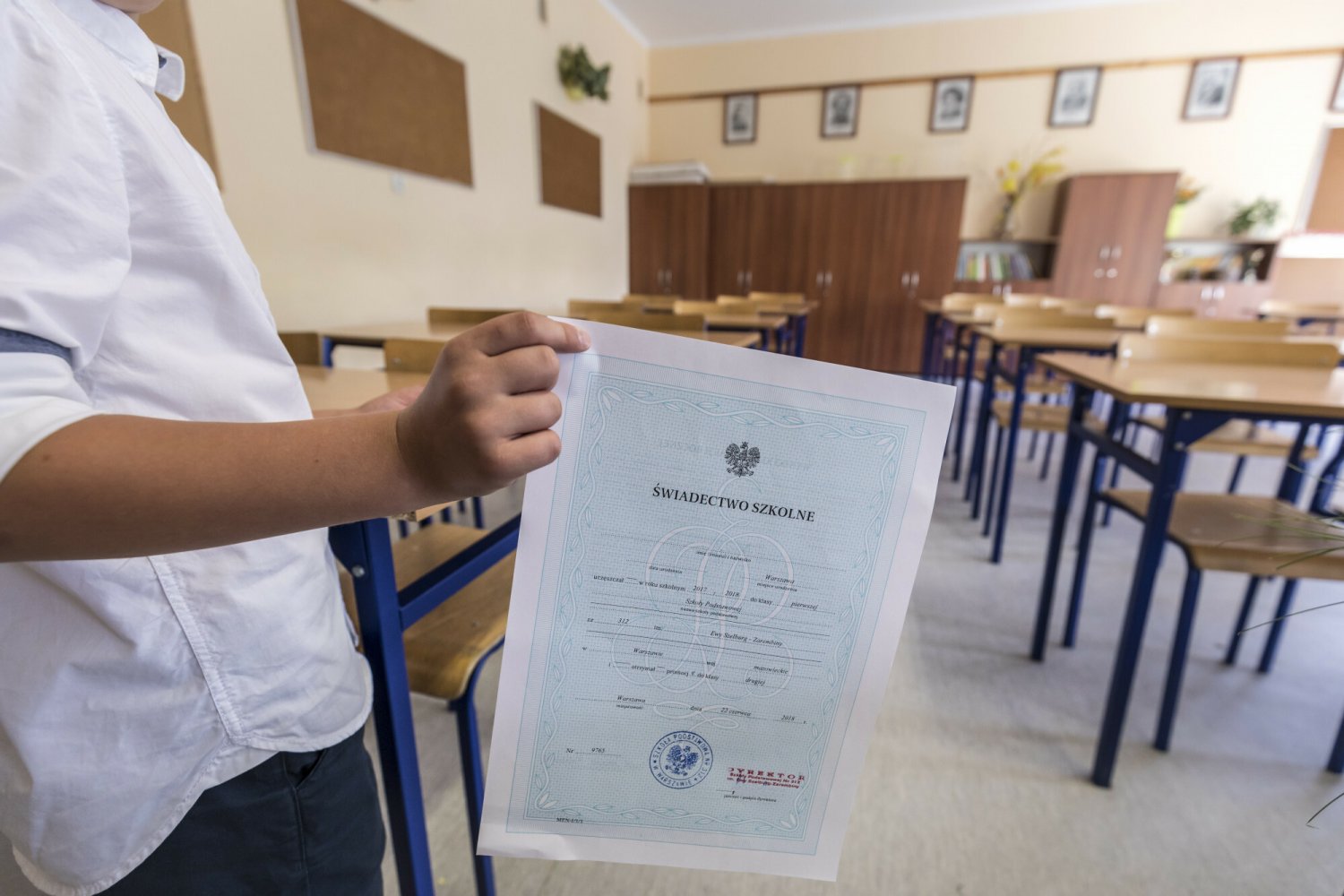 świadectwo dziecka, dziecko zdało z czerwonym paskiem, nagroda za naukę, oceny w szkole, wakacje 2022