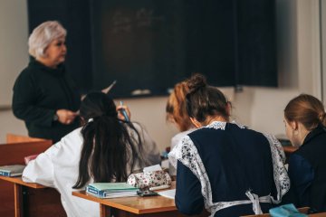 Nauczycielka prowadzi lekcję przyrodniczą w klasie. Nauczycielka prowadzi lekcję przyrodniczą w klasie.