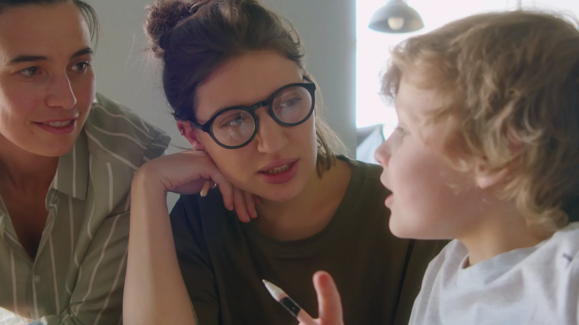 Na zdjęciu chłopiec coś opowiada