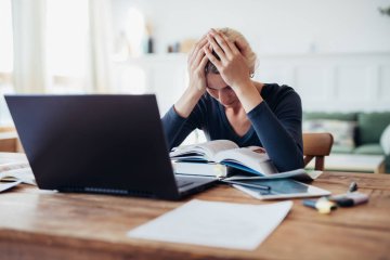 Nauczycielka sfrustrowana i zrezygnowana stara się przygotować lekcję. Nauczycielka sfrustrowana i zrezygnowana stara się przygotować lekcję.