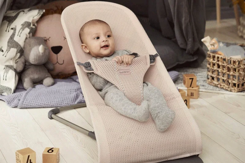 Szwedzki bujaczek-leżaczek Baby Bjorn jest jednym z najpopularniejszych akcesoriów w każdej rodzinie z małymi dziećmi