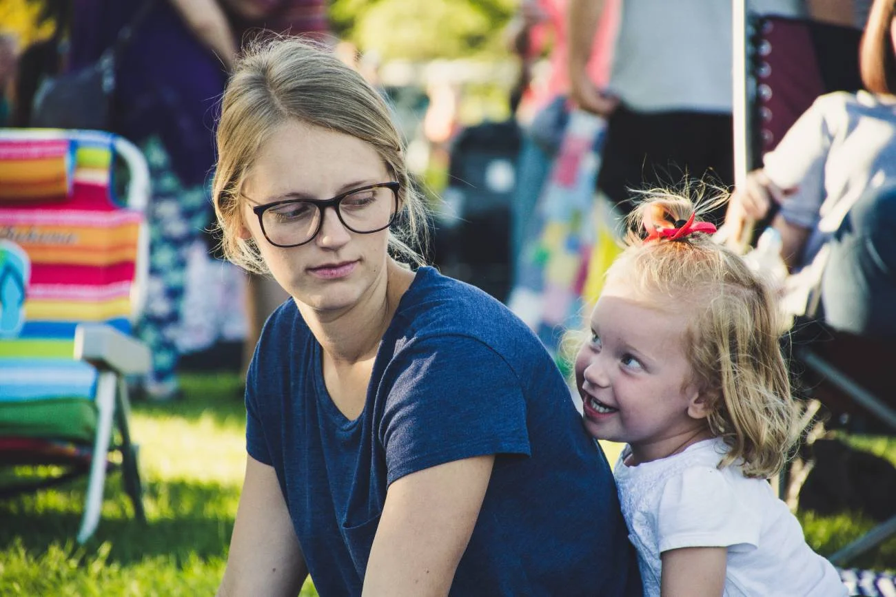 Mama spędza z córką czas i pozwala jej na emocjonalne reakcje.