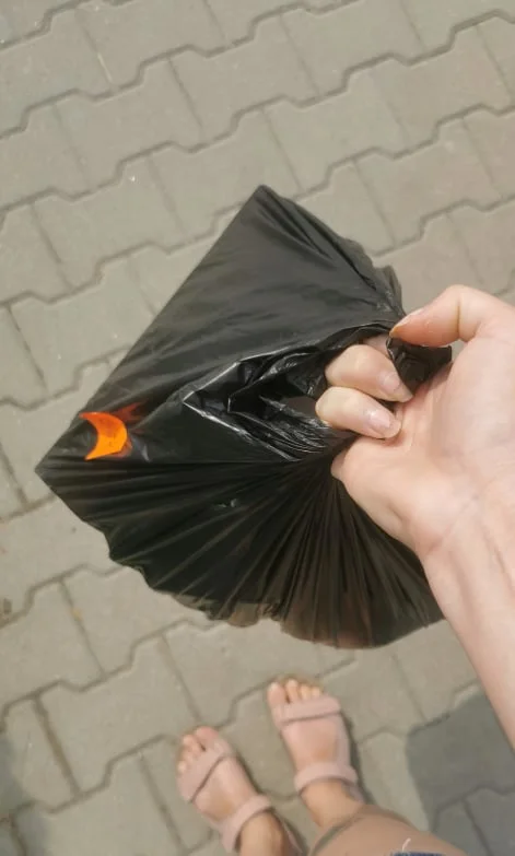 Rzeczy i prace syna wręczone w worku na śmieci.