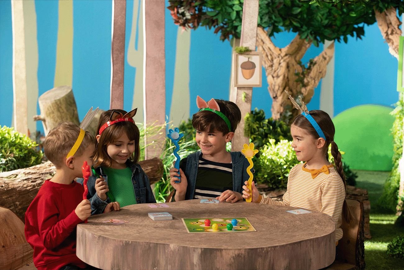 Szukacie pomysłów, jak latem urozmaicić sobie rozrywkę? Dobrym pomysłem będą chociażby towarzyskie gry planszowe marki Trefl, które sprawdzą się podczas domowej imprezy, podróży czy wypoczynku na świeżym powietrzu