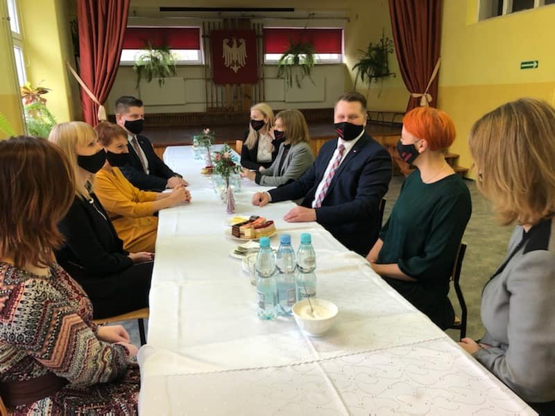 Przemysław Czarnek rozwozi tablety Przemysław Czarnek rozwozi tablety