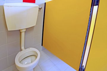 Czy szkoła powinna zapewnić dzieciom papier toaletowy?