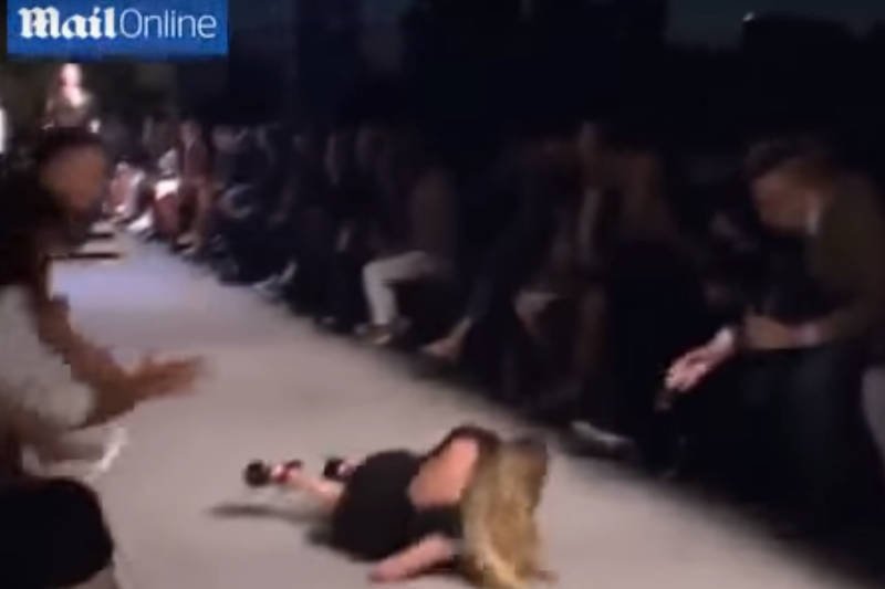 Candice Swanepoel podczas tegorocznego pokazu Givenchy upadła na wybieg. Na szczęście wywołała wśród widzów empatię i chęć niesienia pomocy