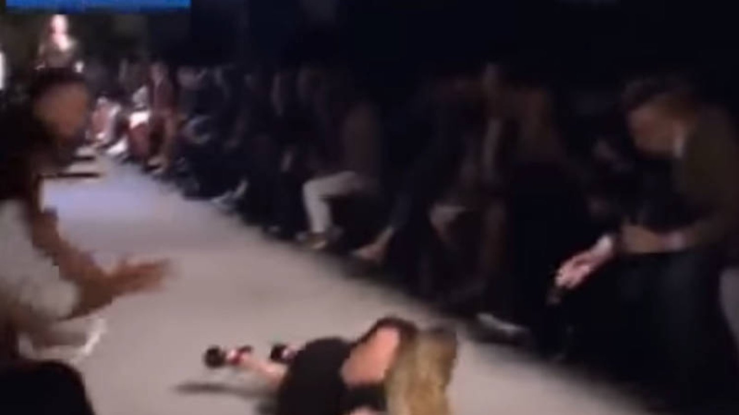 Candice Swanepoel podczas tegorocznego pokazu Givenchy upadła na wybieg. Na szczęście wywołała wśród widzów empatię i chęć niesienia pomocy