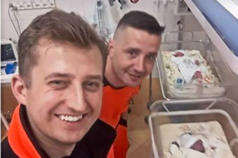 W karetce na świat przyszły bliźnięta.