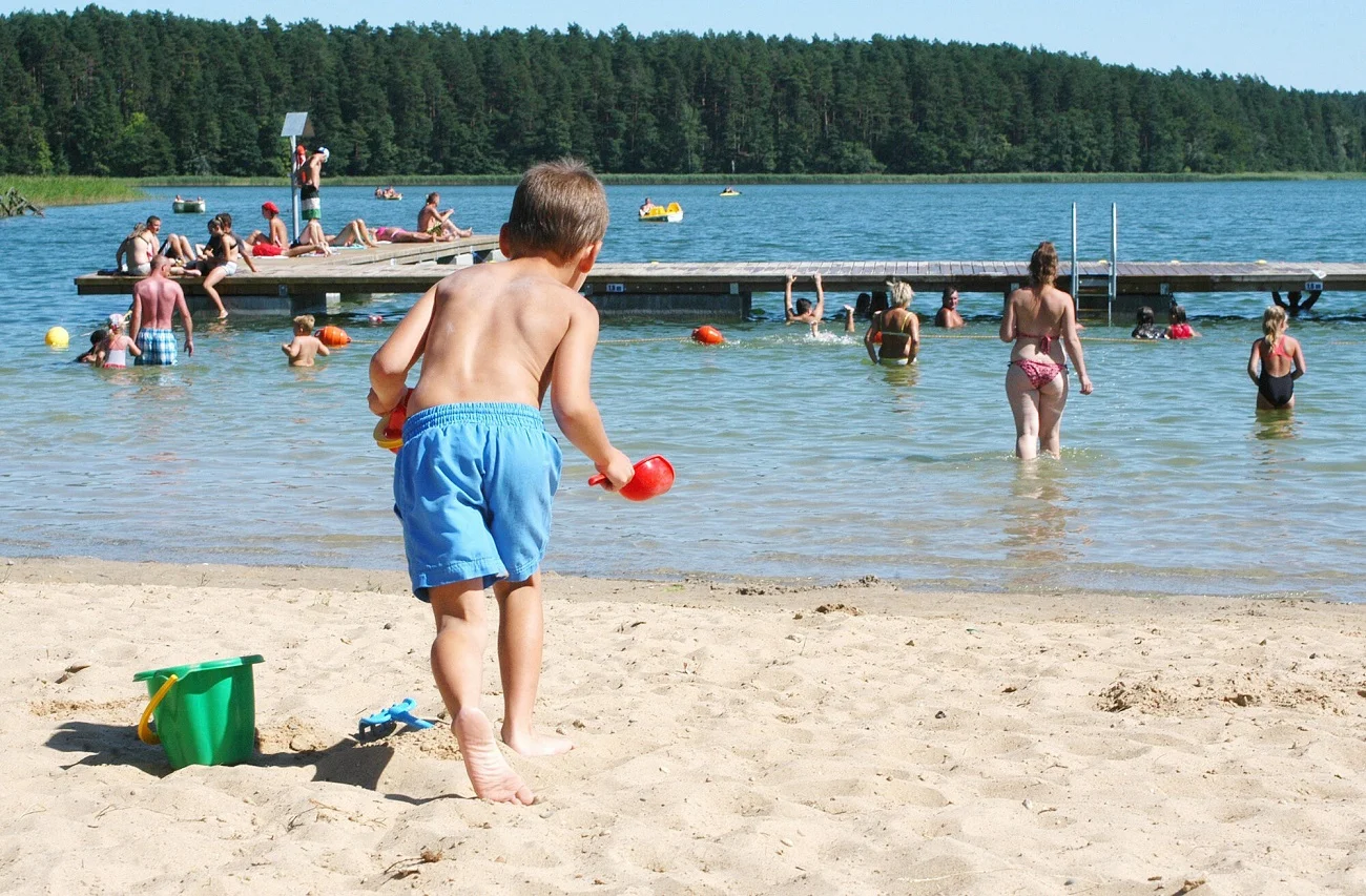 dzieci nad wodą