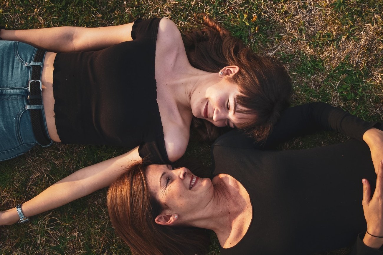 "Rzeczy, które czynimy z miłości" to powieść obyczajowa Kristin Hannah, która przez pryzmat doświadczeń dwóch kobiet (dojrzałej Angie i nastoletniej Lauren) opowiada o sile macierzyństwa. Wzruszająca książka doczekała się właśnie wznowienia na polskim ryn