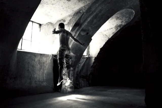 Fot. [url=http://www.splitshire.com/black-white-jump/]Splitshire[/url] / [url=http://www.splitshire.com/about/]Daniel Nanescu[/url]