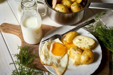 W pełni naturalny kefir produkuje OSM Krasnystaw. Polski producent branży mleczarskiej wprowadził na rynek nowość w postaci kefiru wysokobiałkowego. Na gorące i upalne dni zachęcamy do skorzystania z 3 przepisów na kefirowe dania.