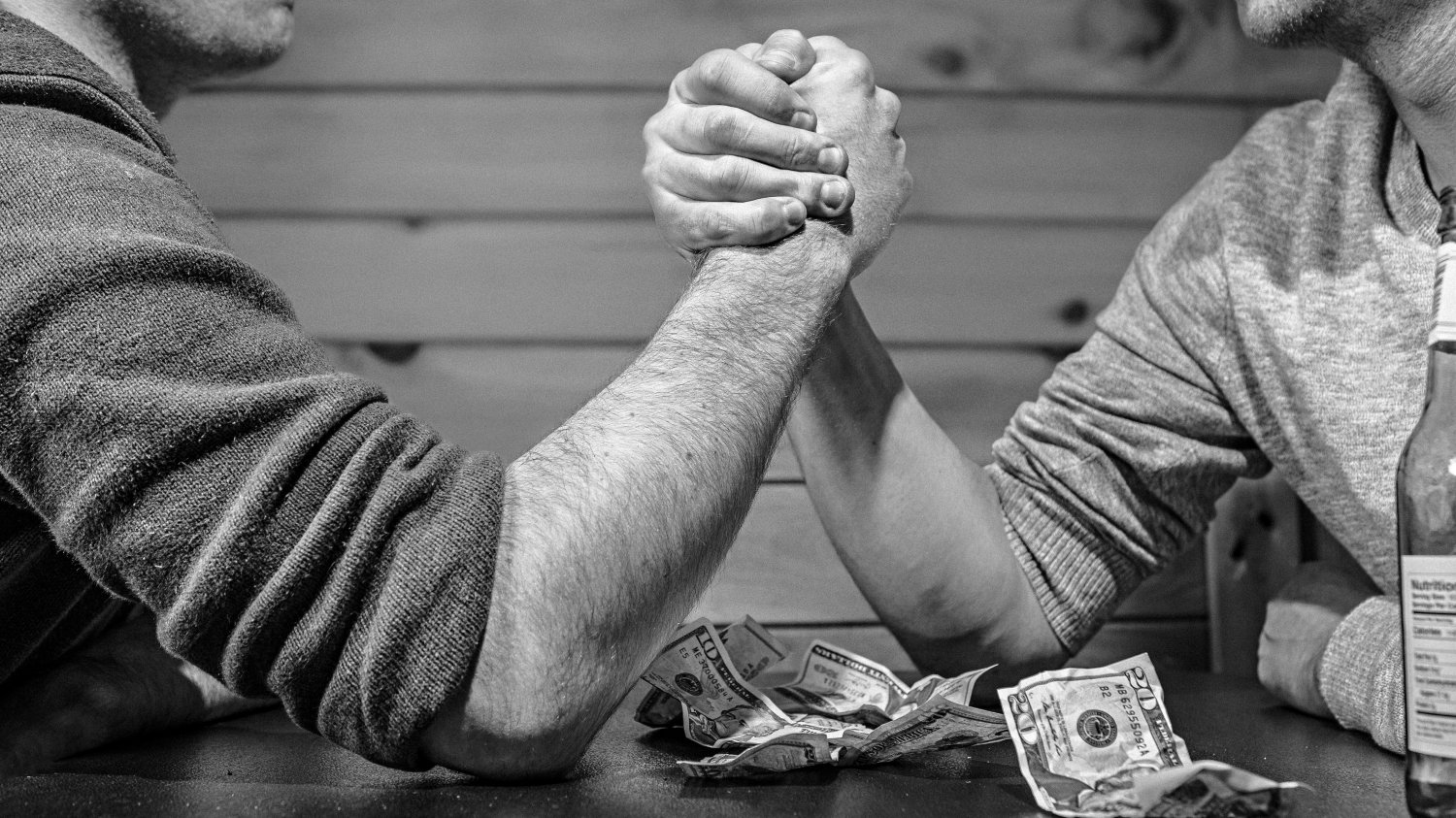 Fot. Pexels / [url=https://www.pexels.com/photo/black-and-white-people-bar-men-4417/]www.gratisography.com[/url] / [url=https://www.pexels.com/photo-license/]CC0 Public Domain[/url]