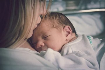 Niektóre kobiety po urodzeniu dziecka mierzą się z lękiem poporodowym