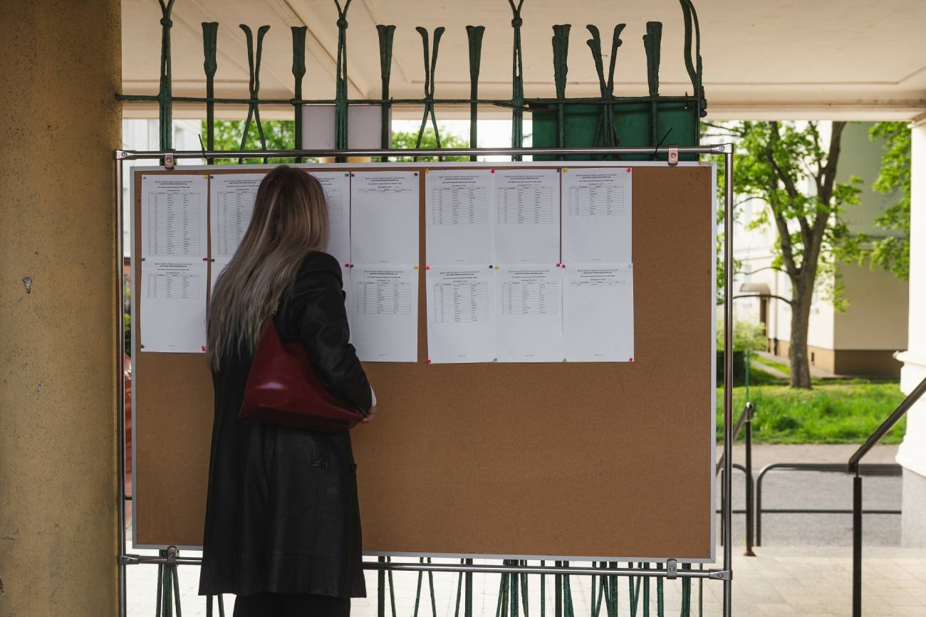 8-klasistka sprawdzająca wyniki egzaminu.