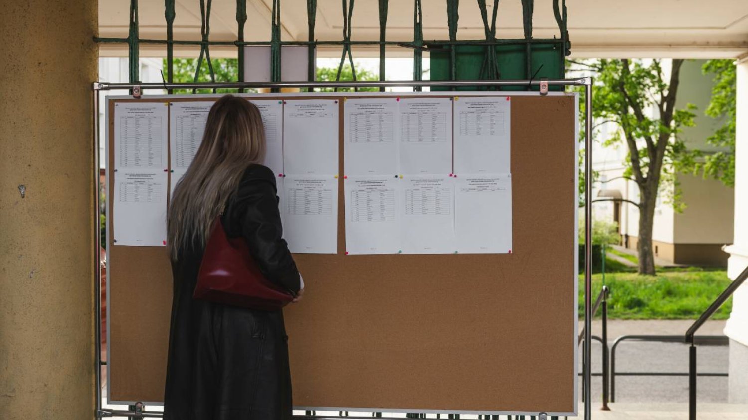 8-klasistka sprawdzająca wyniki egzaminu.