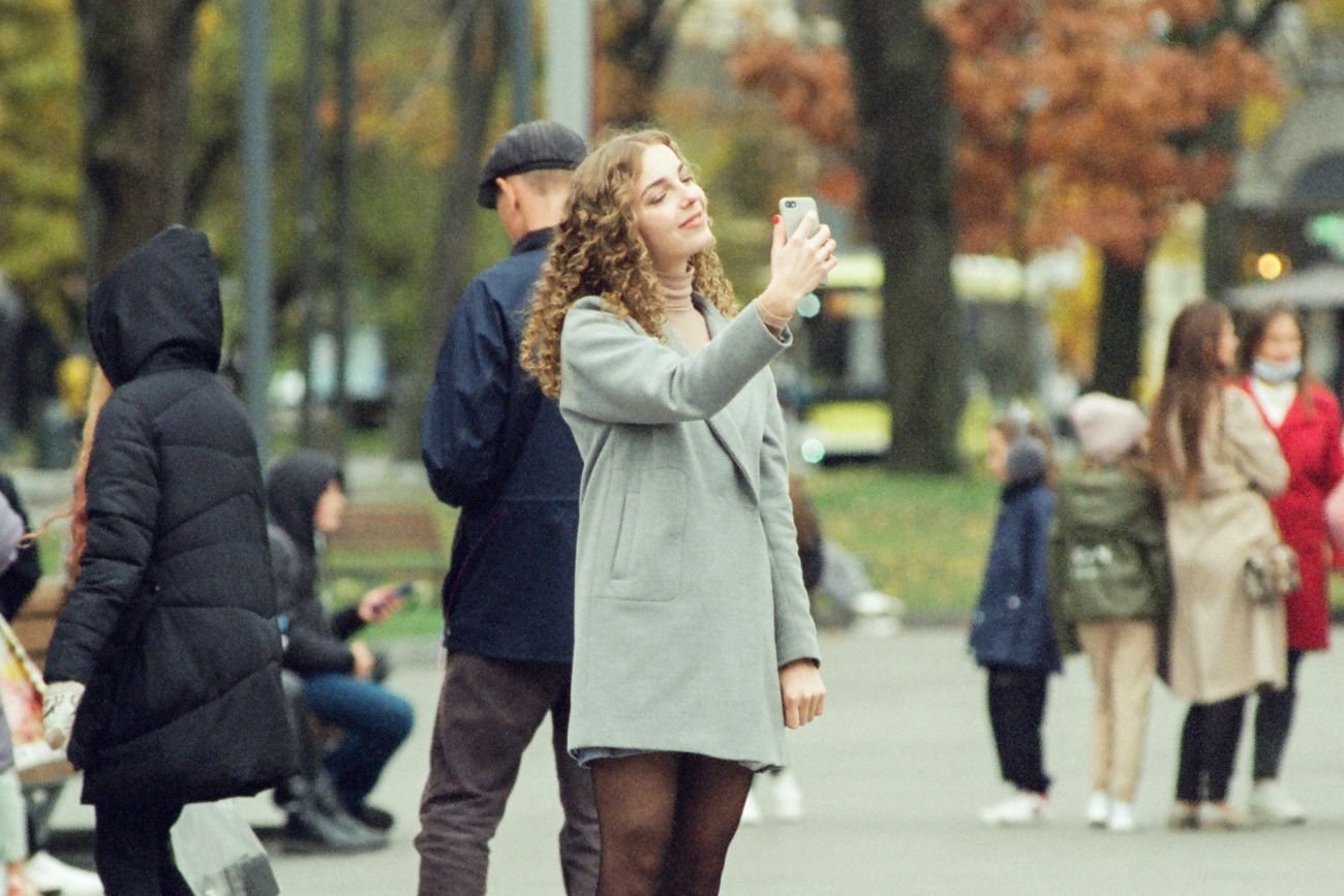 nastolatka robiąca selfie