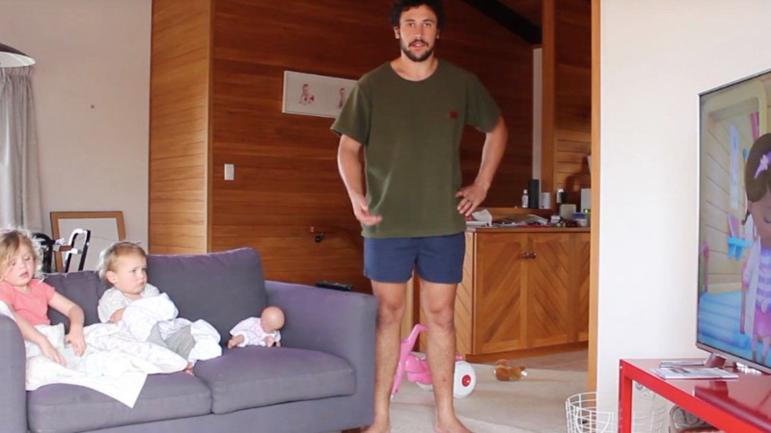 How to DAD prowadzi 28 - letni ojciec dwóch dziewczynek. Swoimi nagraniami rozbawia rodziców na całym świecie.