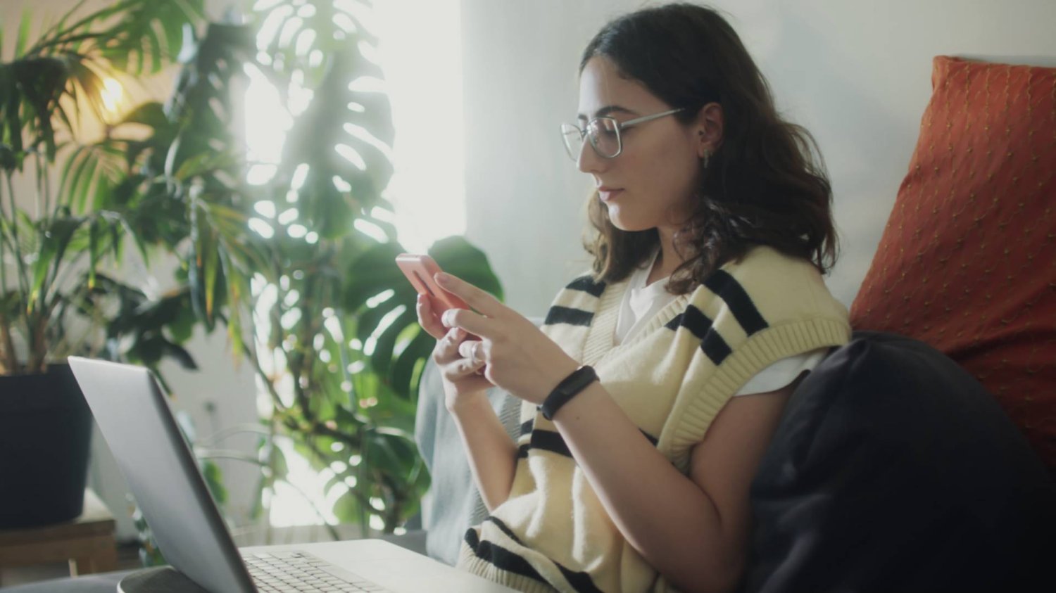dziewczyna gen Z scrolluje ekran smartfona