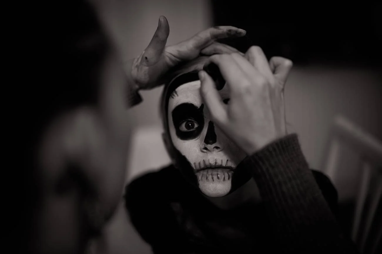 Chłopiec przebiera się na obchody "drugiego Halloween", czyli nocy Walpurgi.