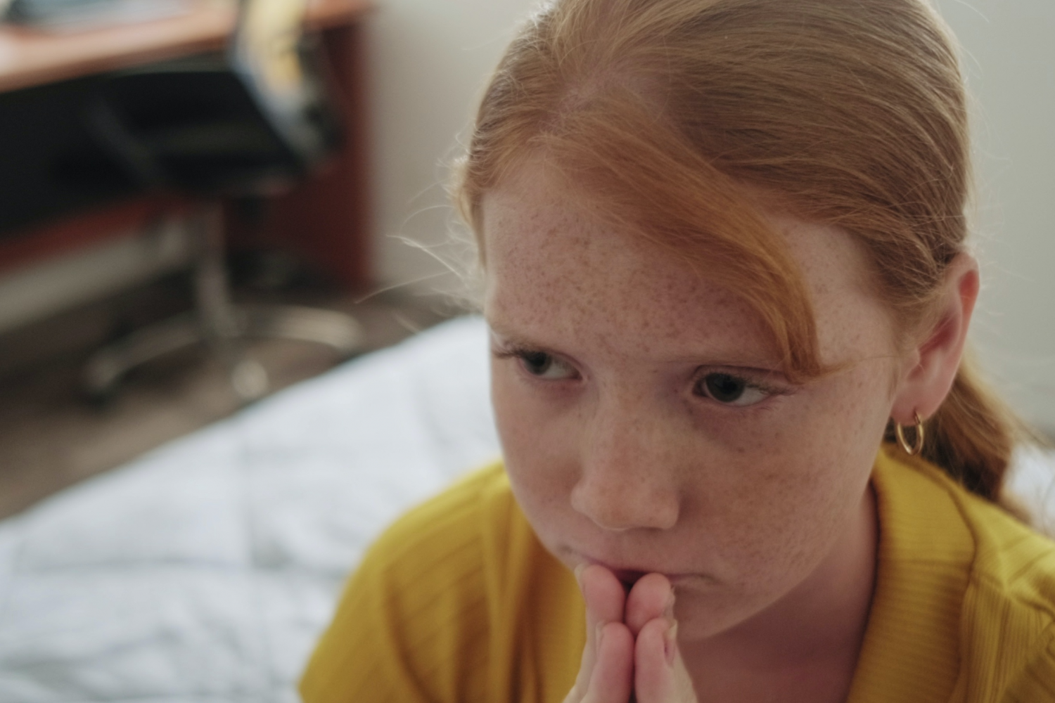 7 myśli, które dziecko ma w głowie, gdy dostaje jedynkę. Nr 3 paraliżuje