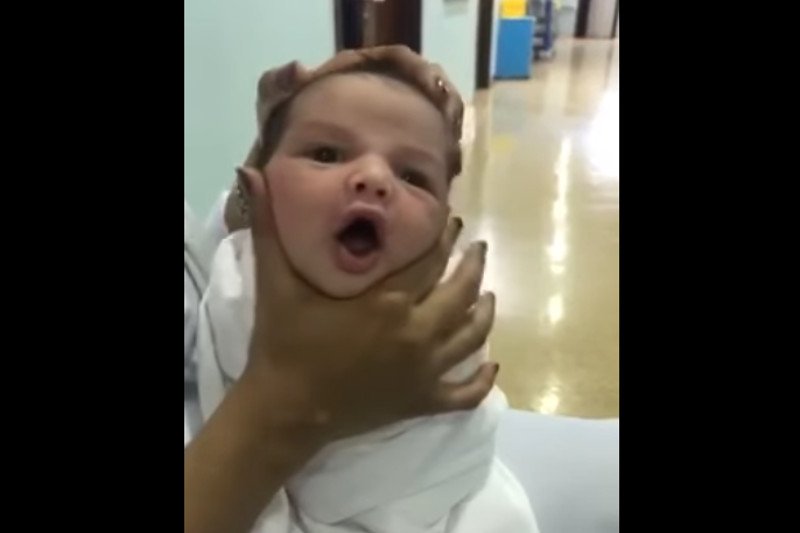 Pielęgniarki nagrywają film z udziałem noworodka.