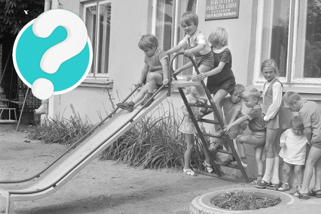 Dzieci w kolejce czekają na zjechanie na przedszkolnej zjeżdżalni.