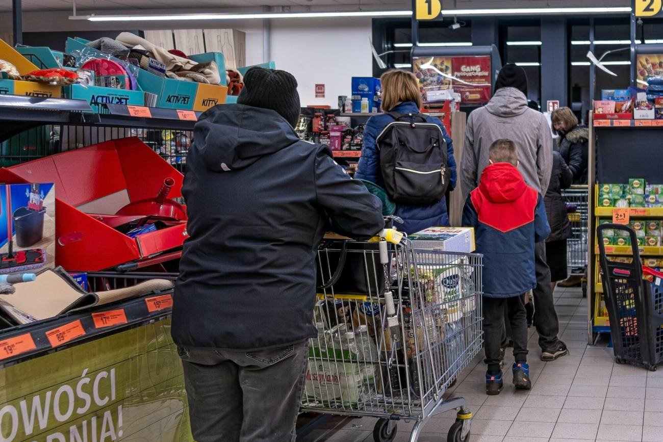 Kolejka w markecie do kasy.