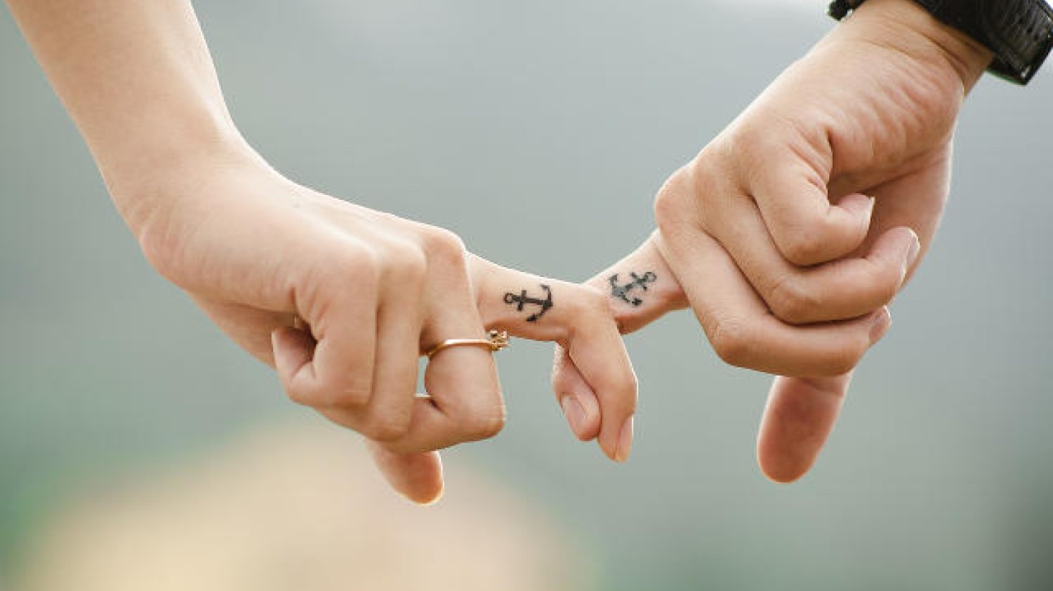 Fot. Pixabay / [url=http://pixabay.com/en/hands-love-couple-together-fingers-437968/]Takmeomeo[/url] / [url=http://pixabay.com/en/service/terms/#download_terms]CC0 Public Domain[/url]