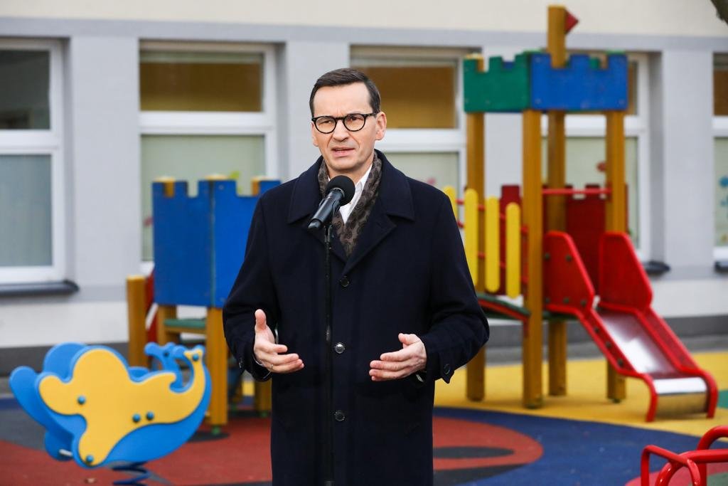 Premier reklamuje politykę rodzinną, zapomina o starszych dzieciach